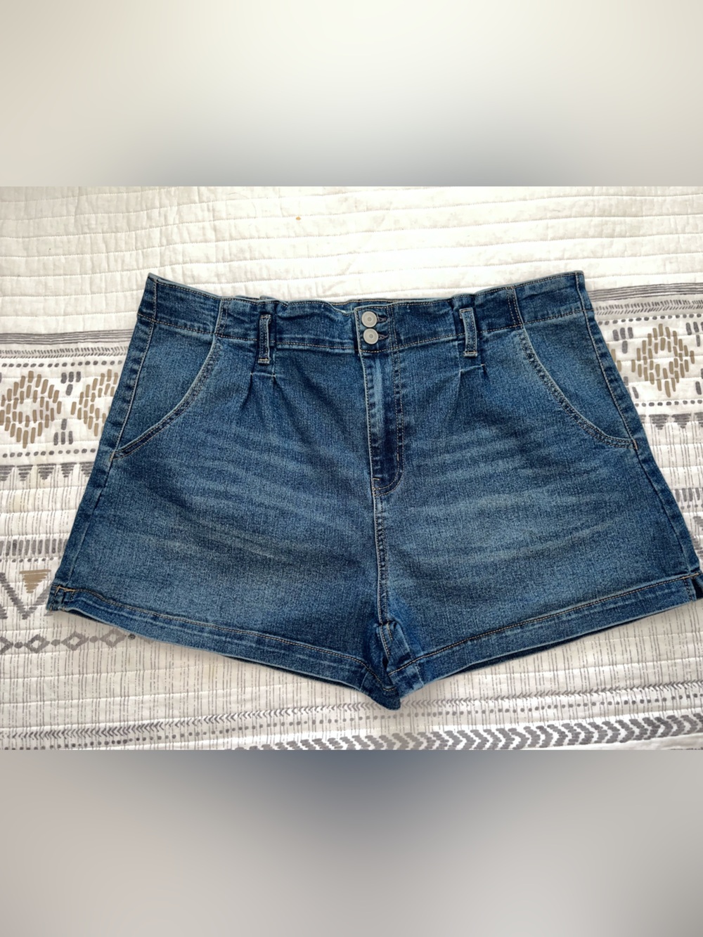 No Boundaries Women’s Denim Shorts
Size XXL (19)